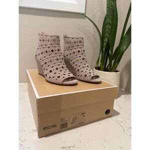 MICHAEL Michael Kors Taupe Laser-Cut Open-Toe Wedge Booties size 6M in Cement.